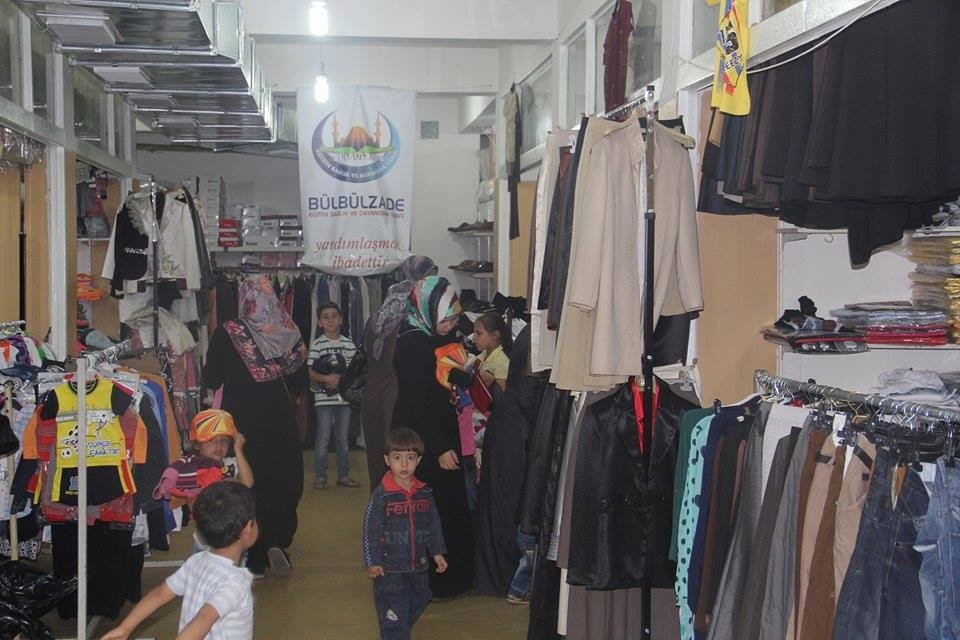 تلبيس 450 طفل سوري لباس العيد مع مجموعة العاب