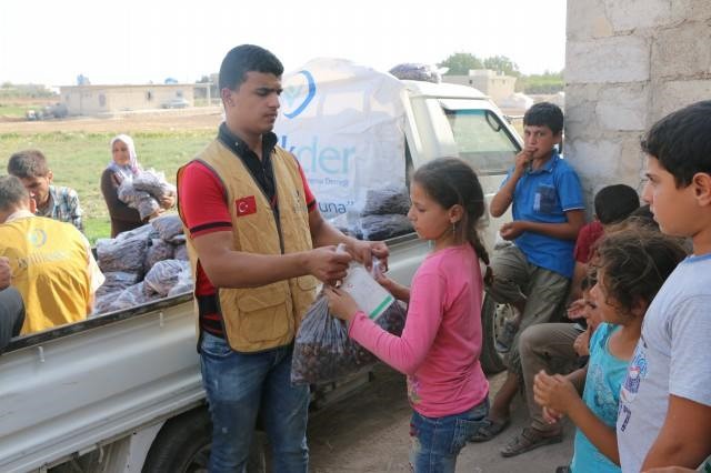 توزيع تمور في مخيمات الريف الشمالي لمدينة حلب