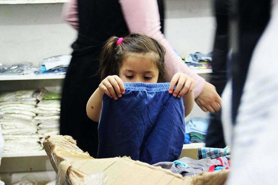 توزيع الألبسة على 1500 شخصا من السوريين المحتاجين أغلبهم من الأطفال
